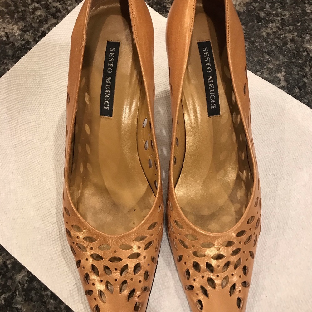 SESTO MEUCCI pumps, 9N, Camel/Gold w/metallic heel